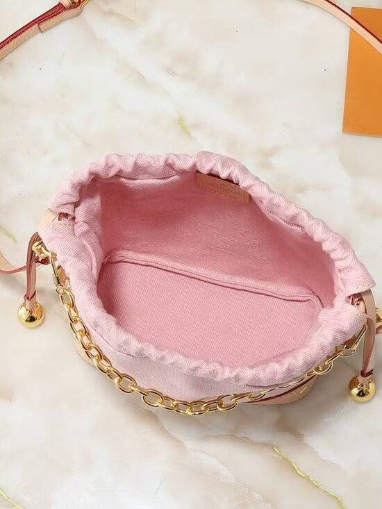 Classic DIOR Bag: A Stylish and Versatile Choice for Elegance - Picture 4 of 5